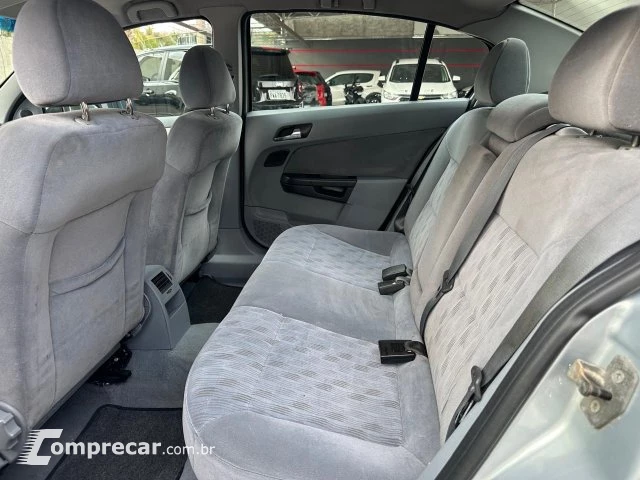 VECTRA SEDAN - 2.0 MPFI ELEGANCE 8V 4P MANUAL