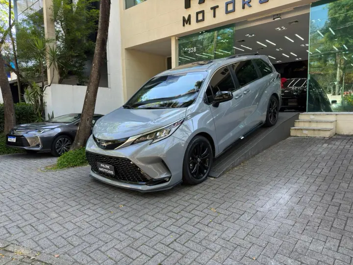 SIENNA 2.5 VVT-I Hybrid XSE