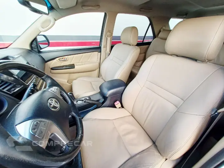 Hilux SW4 SRV D4-D 4x4 3.0 TDI Dies. Aut