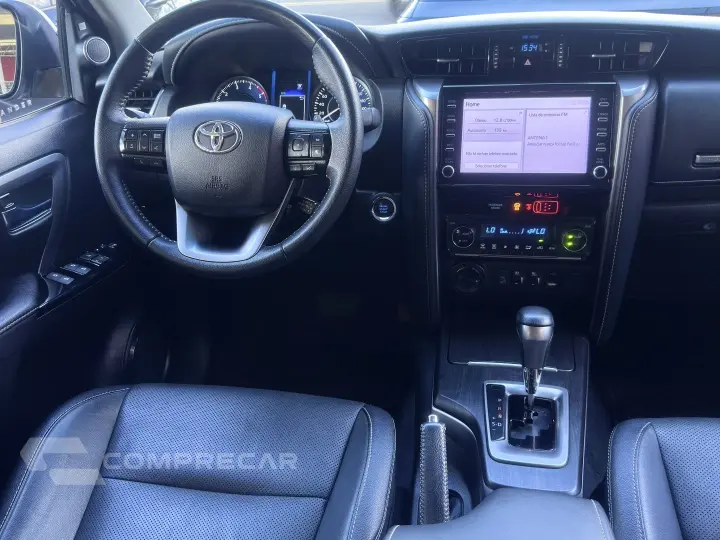 HILUX SW4 2.8 D-4D TURBO DIESEL SRX 7L 4X4 AUTOMÁTICO