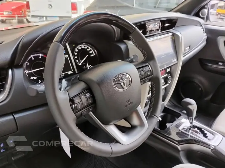 HILUX SW4 2.8 D-4D TURBO DIESEL DIAMOND 7L 4X4 AUTOMÁTICO