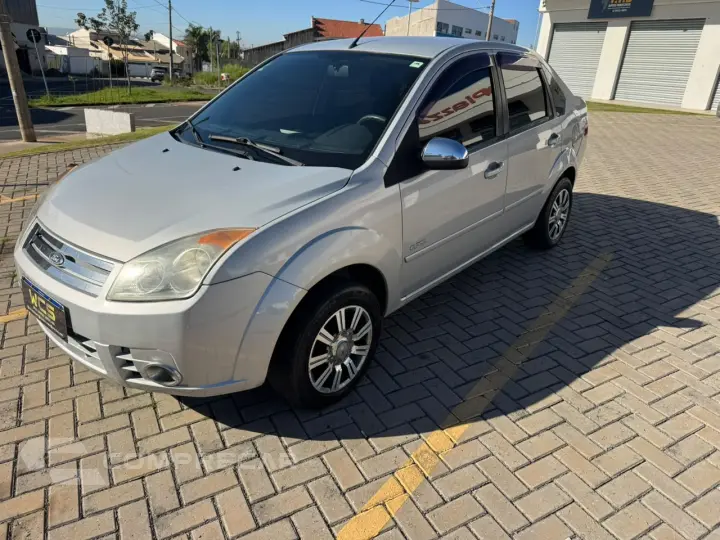Fiesta Class sedan 1.6 Completo