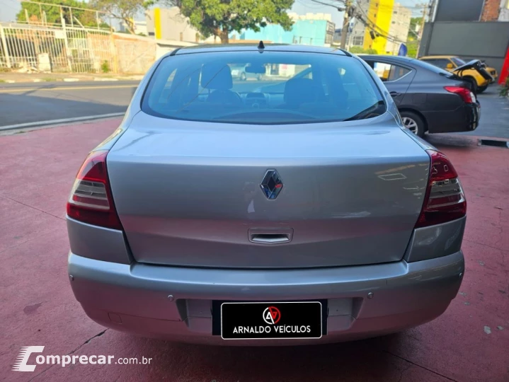 Megane Sedan Dynamique Hi-Flex 1.6 16V