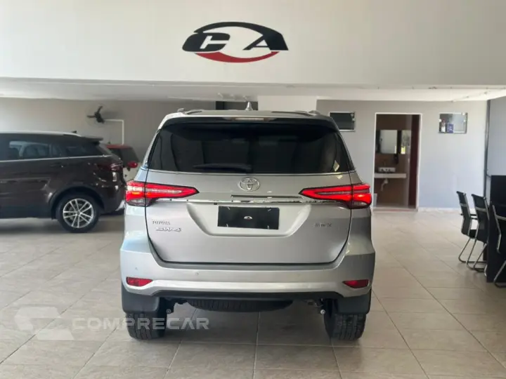 HILUX SW4 2.8 D-4D TURBO DIESEL SRX 7L 4X4 AUTOMÁTICO