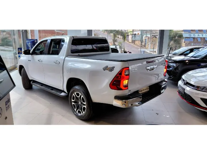 HILUX 2.8 D-4D TURBO DIESEL CD SRX 4X4 AUTOMÁTICO
