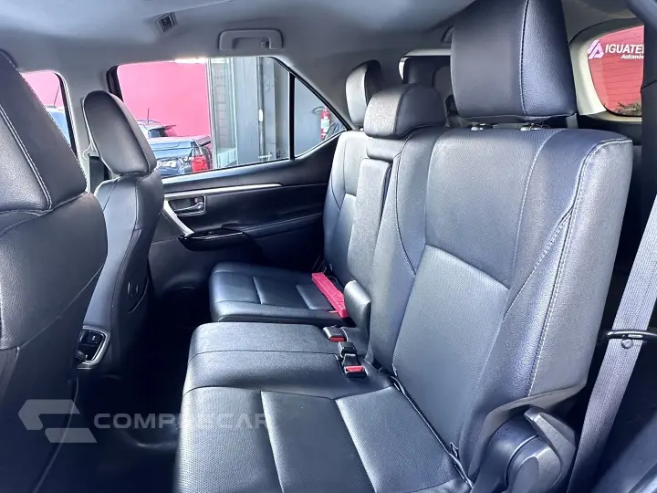 HILUX SW4 2.8 D-4D TURBO DIESEL SRX 7L 4X4 AUTOMÁTICO