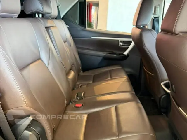 HILUX SW4 - 2.8 SRX 4X4 7 LUGARES 16V TURBO INTERCOOLER 4P A