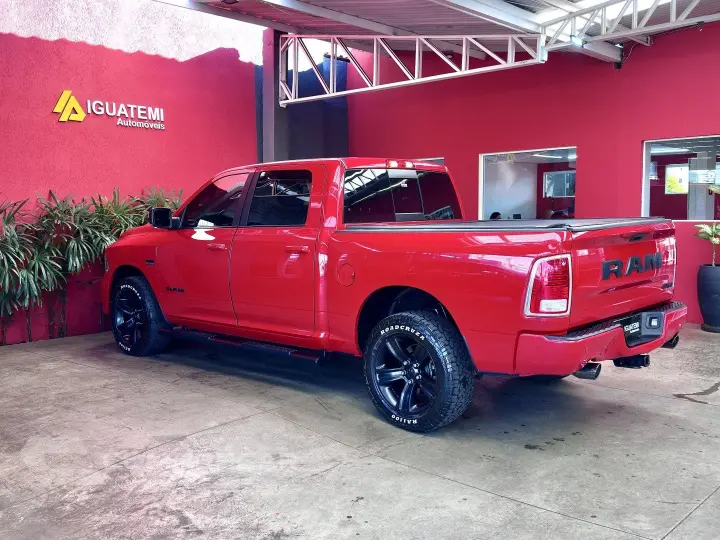 CLASSIC 5.7 V8 GASOLINA LARAMIE NIGHT EDITION CD 4X4 AUTOMÁT