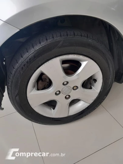 Fit 1.4 16V 4P LX FLEX