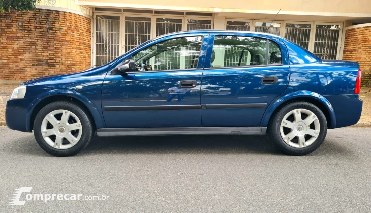 ASTRA 1.8 MPFI GL Sedan 8V