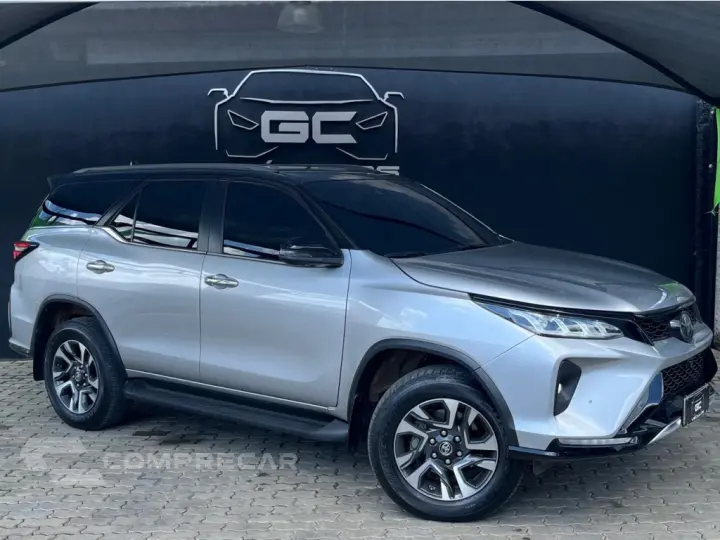 HILUX SW4 2.8 D-4D TURBO DIESEL DIAMOND 7L 4X4 AUTOMÁTICO