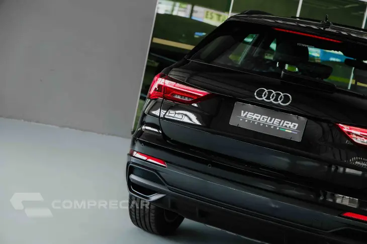Q3 2.0 40 TFSI Performance Black Quattro