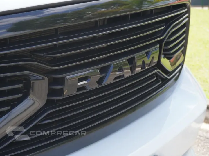 CLASSIC 5.7 V8 GASOLINA LARAMIE NIGHT EDITION CD 4X4 AUTOMÁT