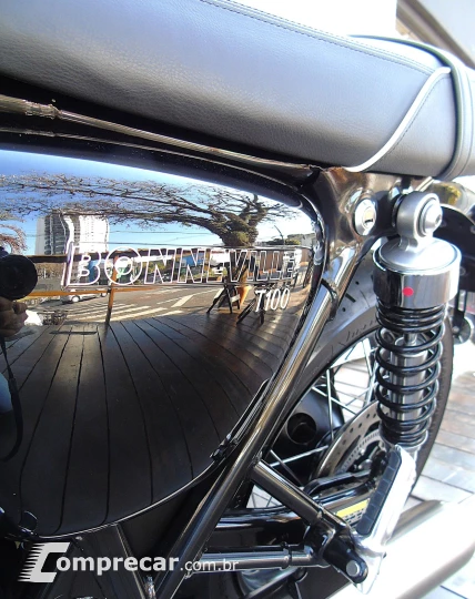 TRIUMPH BONNEVILLE T100 900