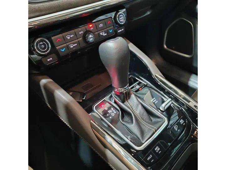 COMMANDER 2.2 TURBO DIESEL OVERLAND AT9