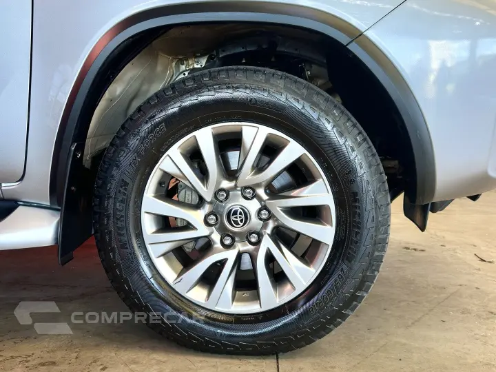 HILUX SW4 2.8 D-4D TURBO DIESEL SRX 7L 4X4 AUTOMÁTICO
