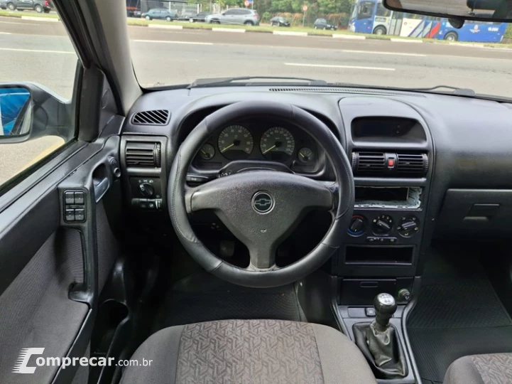 ASTRA 1.8 MPFI Comfort Sedan 8V
