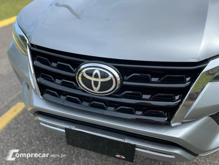 HILUX SW4 2.8 D-4D TURBO DIESEL SRX 7L 4X4 AUTOMÁTICO