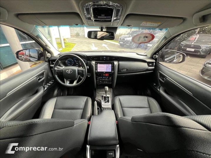 HILUX SW4 2.8 D-4D TURBO DIESEL SRX 7L 4X4 AUTOMÁ