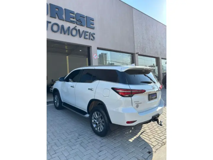 HILUX SW4 2.8 D-4D TURBO DIESEL SRX 7L 4X4 AUTOMÁTICO