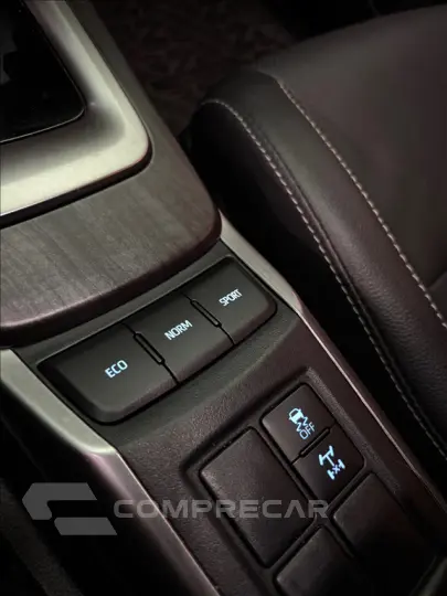 HILUX SW4 2.8 D-4D TURBO DIESEL SRX 7L 4X4 AUTOMÁ