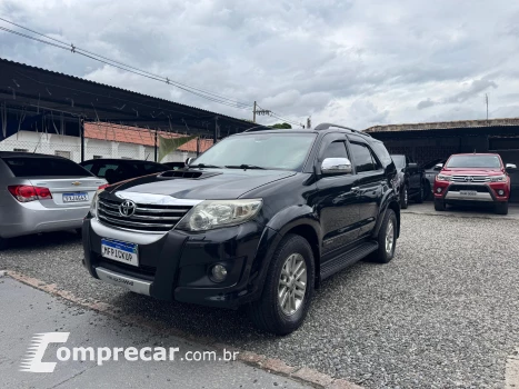 Toyota HILUX SW4 3.0 SRV 4X4 7 Lugares 16V Turbo Intercooler 4 portas