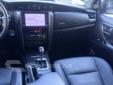 HILUX SW4 2.8 D-4D TURBO DIESEL SRX 7L 4X4 AUTOMÁTICO