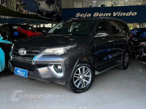 Toyota HILUX SW4 2.8 SRX DIAMOND 4X4 7 LUGARES 16V TURBO 4 portas