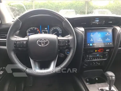 HILUX SW4 2.8 D-4D TURBO DIESEL SRX 7L 4X4 AUTOMÁ