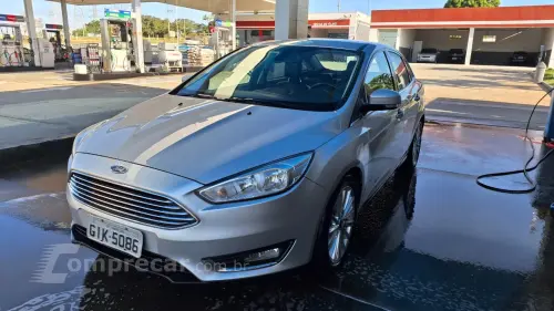 FORD FOCUS 2.0 Titanium Fastback 16V 4 portas