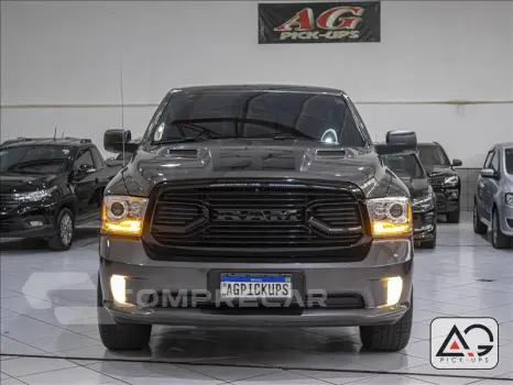 CLASSIC 5.7 V8 Laramie Night Edition CD 4X4