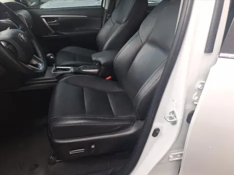 HILUX SW4 2.8 D-4D TURBO DIESEL SRX 7L 4X4 AUTOMÁ