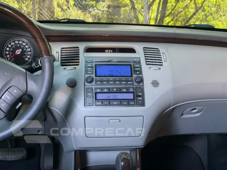 AZERA 3.3 MPFI GLS Sedan V6 24V