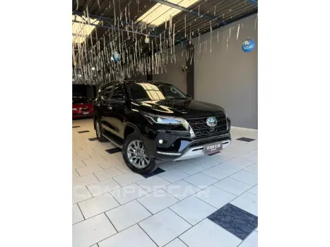 Toyota HILUX SW4 2.8 D-4D TURBO DIESEL SRX 7L 4X4 AUTOMÁTICO 4 portas