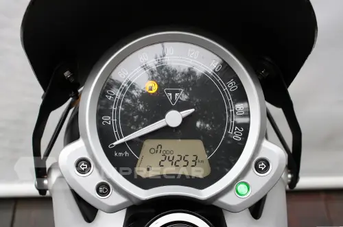 TRIUMPH STREET TWIN