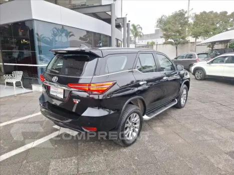 HILUX SW4 2.8 D-4D TURBO DIESEL SRX 7L 4X4 AUTOMÁ