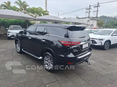 HILUX SW4 2.8 D-4D TURBO DIESEL SRX 7L 4X4 AUTOMÁ