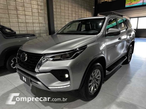 Toyota HILUX SW4 2.8 D-4D TURBO DIESEL SRX 7L 4X4 AUTOMÁTICO 4 portas