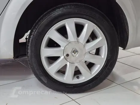 Megane Sedan Dynamique 1.6 16V (flex)