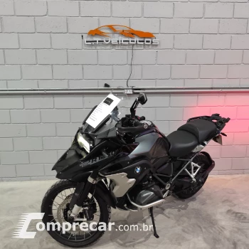 BMW GS 1250 TRIPLEBLACK