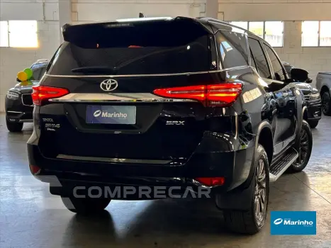 HILUX SW4 2.8 D-4D TURBO DIESEL SRX 7L 4X4 AUTOMÁ