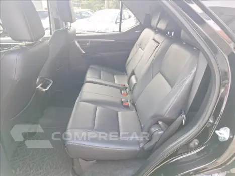 HILUX SW4 2.8 D-4D TURBO DIESEL SRX 7L 4X4 AUTOMÁ