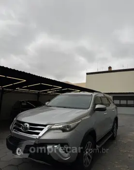 Toyota HILUX SW4 2.8 D-4d Turbo SRX 7L 4X4 4 portas