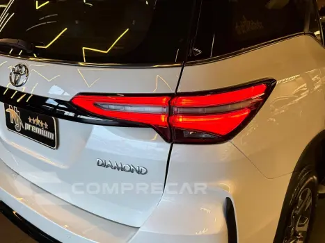 HILUX SW4 2.8 D-4D TURBO DIESEL DIAMOND 7L 4X4 AUTOMÁTICO