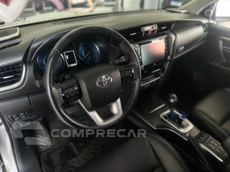 HILUX SW4 2.8 D-4D TURBO DIESEL SRX 7L 4X4 AUTOMÁTICO