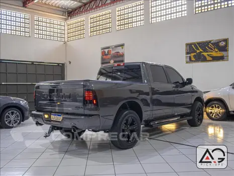 CLASSIC 5.7 V8 Laramie Night Edition CD 4X4