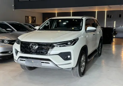 Toyota HILUX SW4 2.8 D-4D TURBO DIESEL SRX 7L 4X4 AUTOMÁTICO 4 portas