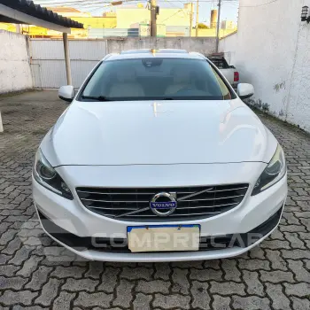 Volvo V60 2.0 T4 Momentum 4 portas