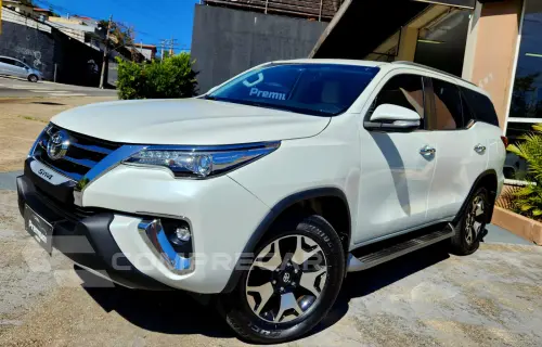 Toyota HILUX SW4 2.8 D-4d Turbo Diamond 7L 4X4 4 portas