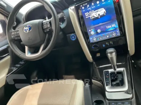 HILUX SW4 2.8 D-4D TURBO DIESEL DIAMOND 7L 4X4 AUTOMÁTICO